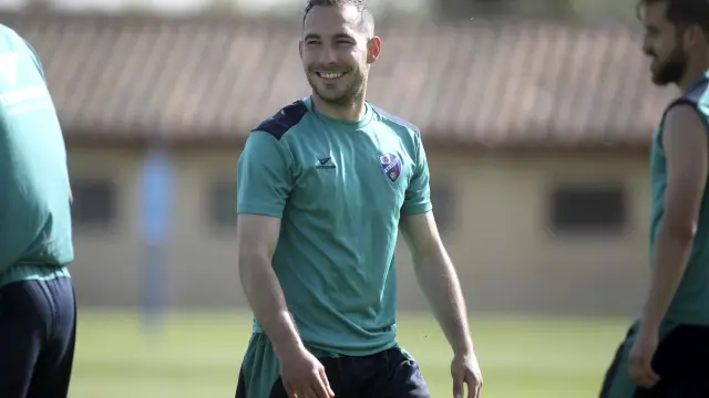 David Ferreiro sonríe durante el entrenamiento que este martes ha llevado a cabo el Huesca en el Instituto Montearagón, con todos los jugadores a disposición de Rubi.