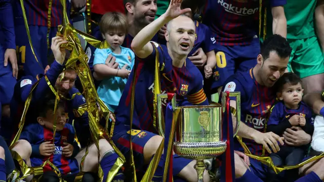 Andrés Iniesta y sus compañeros de equipo celebran la victoria del FC Barcelona en la Copa del Rey.