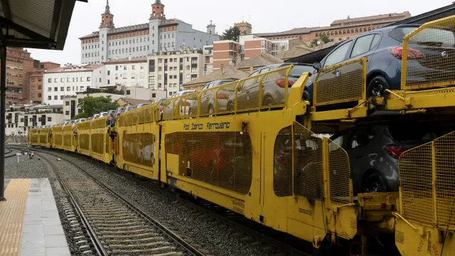 Cuatro trenes a la semana llegan cargados de coches producidos en la factoría de Opel Figueruelas al puerto de Valencia