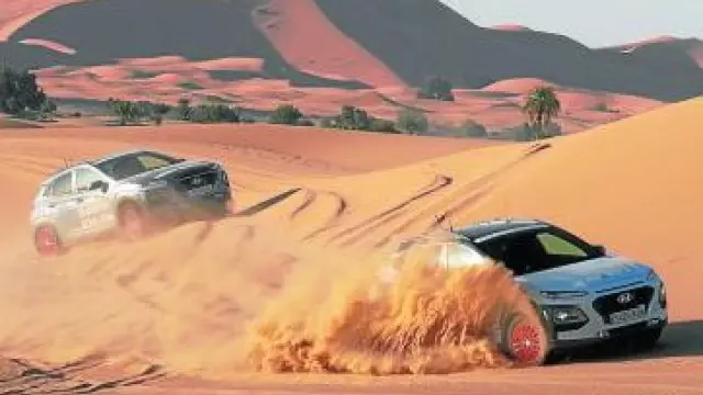 Dos Hyundai Kona, en las dunas del desierto de Marruecos.