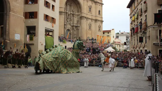 Momento en el que San Jorge lanza el ramo para derrotar al Dragón ante una plaza de España llena hasta la bandera.