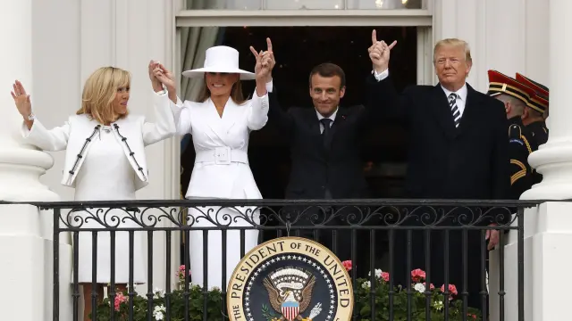Trump, junto a la primera dama, Melania, al presidente francés y a su esposa, Brigitte.