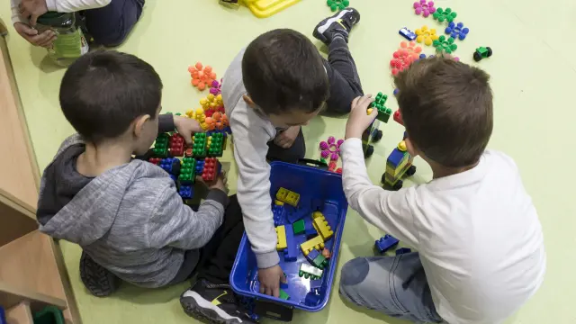 Niños de infantil en el colegio Valdespartera III de Zaragoza, estrenado tras las vacaciones de Semana Santa