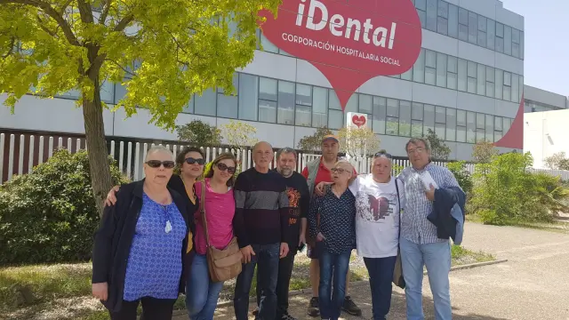 Afectados de iDental, concentrados este miércoles ante la clínica de Zaragoza para celebrar su cierre y pedir soluciones para sus pacientes.