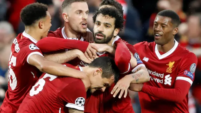 Salah celebra el primer gol del Liverpool con sus compañeros.