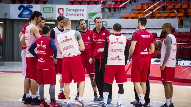Pep Cargol, entrenador del Tecnyconta Zaragoza, se dirige a sus jugadores durante una sesión preparatoria.