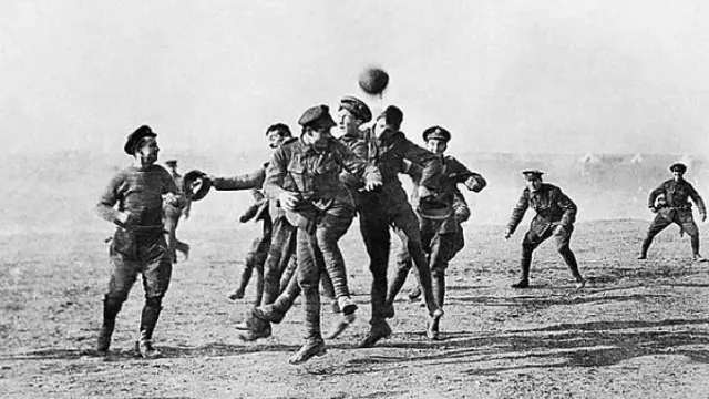Foto de 1914 del partido por la Paz entre soldados alemanes y la coalición francobritánica.
