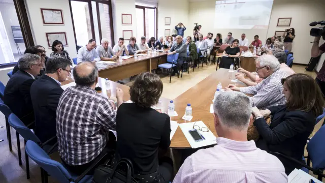 Unos 40 alcaldes de la ribera se reunieron ayer con el Gobierno de Aragón y la CHE.