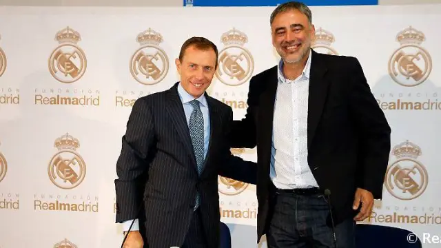 Juan Ignacio Villar y Emilio Butragueño posan el día de la firma del convenio de colaboración en el estadio Santiago Bernabéu.
