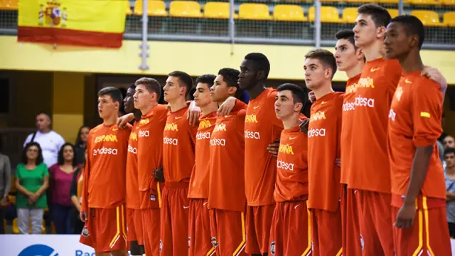 La selección española U16 masculina escuha el himno español en un de los partidos del Europeo.