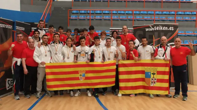 La seleccion aragonesa posa con las medallas conseguidas en el Campeonato de España de Kickboxing