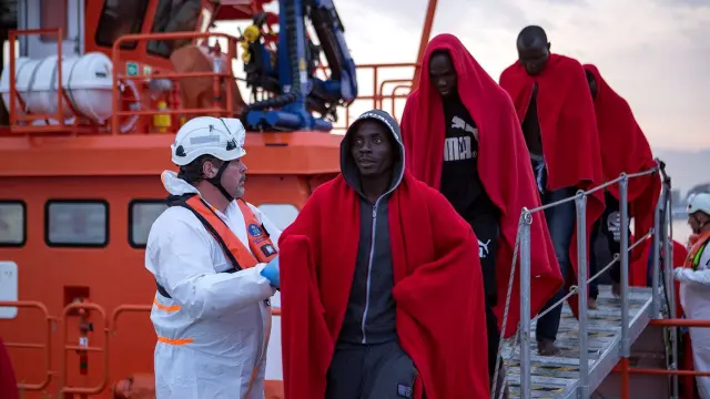 Llegan al puerto de Motril los 38 inmigrantes de una patera rescatada por Salvamento Marítimo cerca de la isla de Alborán