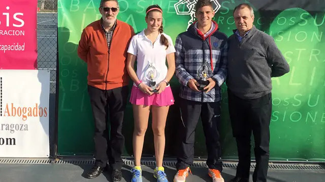 Alberto Colás y Marta Falceto, nuevos campeones de Aragón de tenis en categoría júnior,  acompañados del presidente y del Delegado de Deportes del EM El Olivar