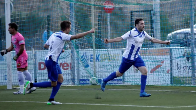 José Luis Gimeno, nuevo jugador del Teruel, celebra un gol con el Ejea.