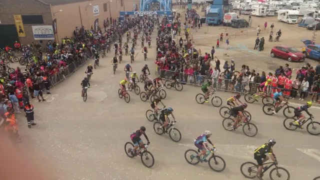 Hasta 8.000 ciclistas compiten en la gran Orbea Monegros