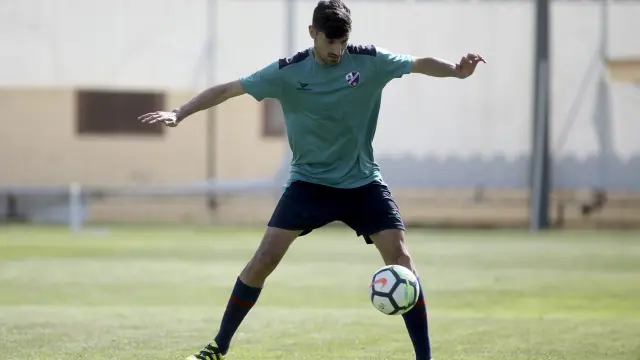Juan Aguilera, en la imagen durante un entrenamiento de esta semana, apunta a la titularidad tras superar una pequeña lesión muscular.