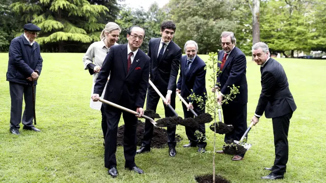 Urkullu lanza un mensaje de paz al plantar en Gernika un árbol de Hiroshima.