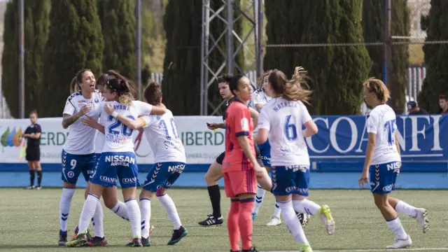 Las jugadoras del Zaragoza Femenino se abrazan tras marcar un gol en el Pedro Sancho