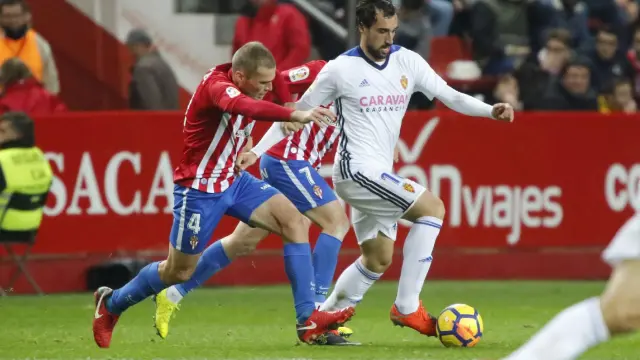 Un lance del juego en el partido de la primera vuelta entre el Sporting y el Real Zaragoza, en Gijón. Eguaras lleva la pelota.