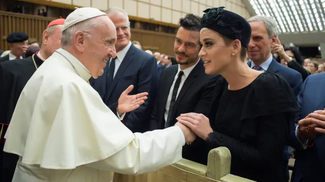 Momento en el que el Papa saluda a Katy Perry