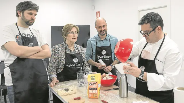 El 'chef' Moisés Andaluz da explicaciones a algunos de los participantes en el taller que tuvo lugar en Lasca Negra.