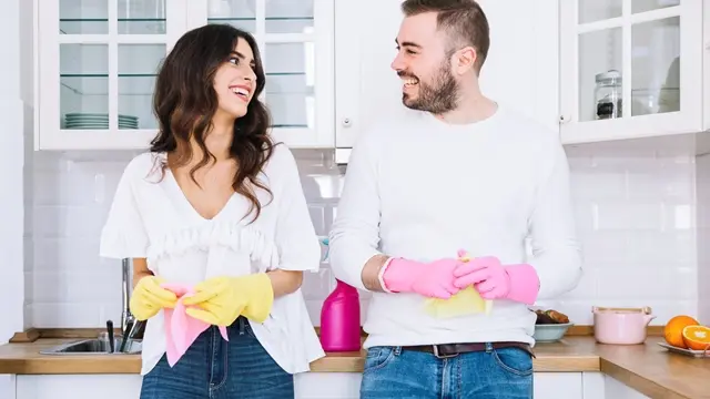 Repartir de manera equitativa las labores del hogar tiene efectos beneficiosos para la pareja.