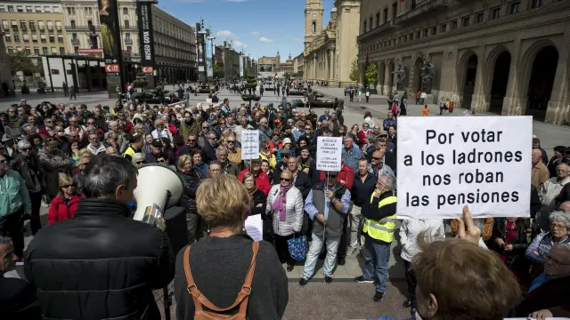 Cientos de jubilados en una concentración en defensa de las pensiones