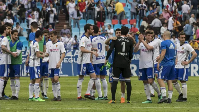 Los jugadores del Real Zaragoza, al final del último partido en La Romareda, tras ganar 2-1 al Almería.