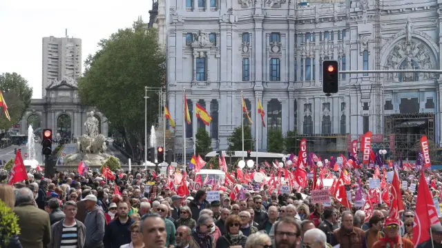 Miles de personas participaban en la manifestación celebrada este martes en Madrid con motivo del Primero de Mayo.