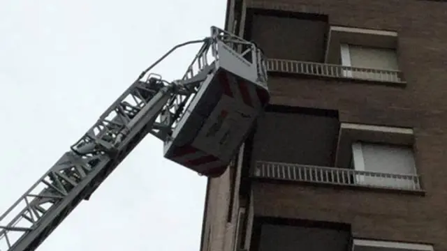 Los bomberos tuvieron que usar la escalera para ayudar a una persona que había activado la señal de alarma de la teleasistencia