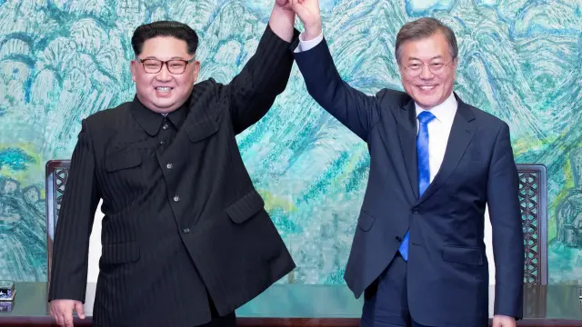 El líder norcoreano, Kim Jong-un, y el presidente surcoreano, Moon Jae-in, durante su histórico encuentro del pasado 27 de abril.