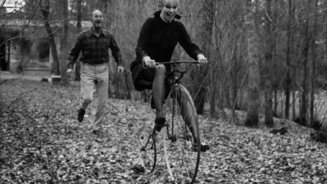 Alfredo Mayo y Geraldine Chaplin, en esa curiosa bicicleta de época.