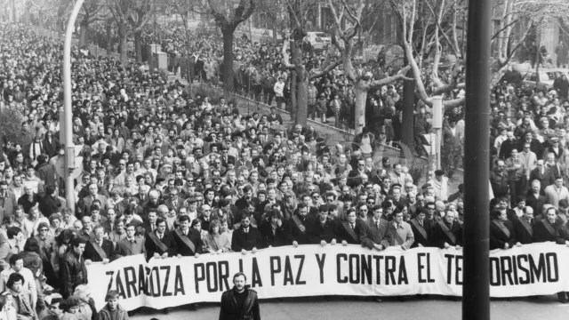 ETA cometió el atentado más sangriento de cuantos ha llevado a cabo en Aragón el 11 de diciembre de 1987, asesinando en la casa cuartel de la avenida Cataluña de Zaragoza a 11 personas, entre quienes se encontraban 5 niñas y un joven de 17 años. En la imagen, la cabeza de la multitudinaria manifestación por la paz y contra el terrorismo en Zaragoza.