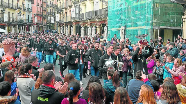 El público aplaude a los jugadores del CV Teruel a su llegada a la plaza del Torico, donde tuvo lugar la celebración.