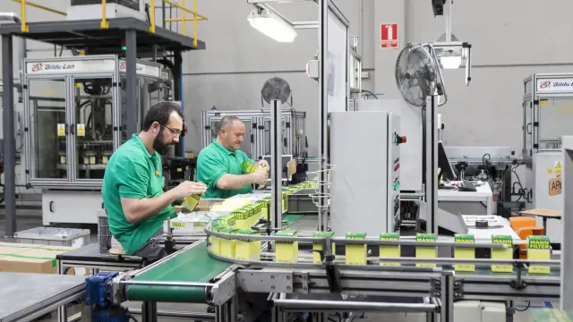 Trabajadores en la planta de Mann Hummel en Zaragoza