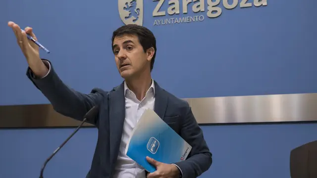 Pedro Navarro, el pasado lunes, cuando hizo público el contrato adjudicado al miembro de ZEC Enrique de la Rosa.