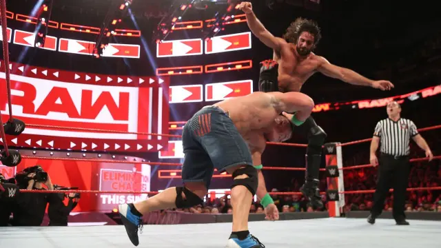 Seth Rollins ejecuta un movimiento sobre John Cena durante un programa de Raw
