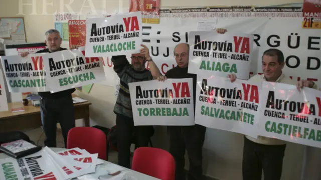 Preparativos para la manifestación de Teruel Existe el 21 de febrero de 2009 para reclamar la Autovía Teruel - Cuenca, A-40.