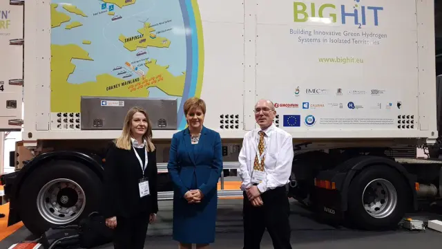 Cecile Ratinet, directora de exportaciones de Calvera (i), junto a la ministra principal escocesa, Nicola Sturgeon (c), y NIgel Holmes, de la Asociación Escocesa de Hidrógeno.