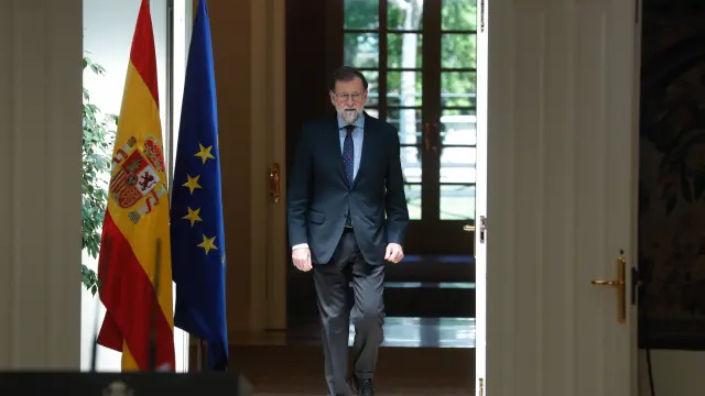 Mariano Rajoy se dispone a leer la declaración del Gobierno ante la disolución de ETA.