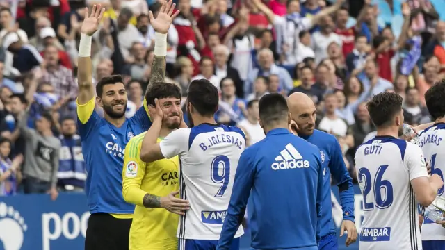Borja y Cristian celebran la victoria contra el Sporting al término del partido.