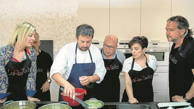 El chef Nacho Zoppetti, en el centro, con los alumnos de un taller sobre cocina de la borraja en la escuela La Rezeta.