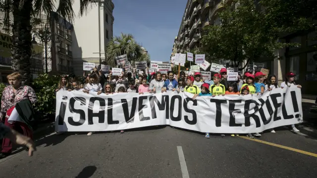 Veinticinco niños encabezaron la multitudinaria manifestación de Teruel Existe.
