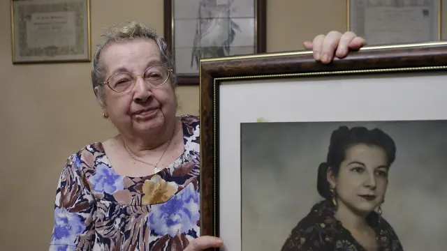 María Pilar de las Heras, junto a una fotografía de su época dorada, en su domicilio del barrio de San Pablo zaragozano.