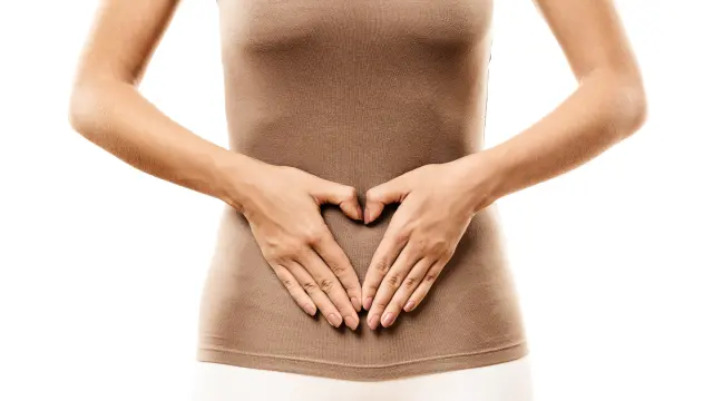 La hinchazón abdominal es uno de los síntomas más frecuentes de este tipo de cáncer.