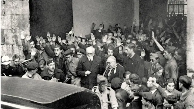 Imagen de archivo de Unamuno y Millán Astray tras la conferencia en el Paraninfo de la Universidad de Salamanca