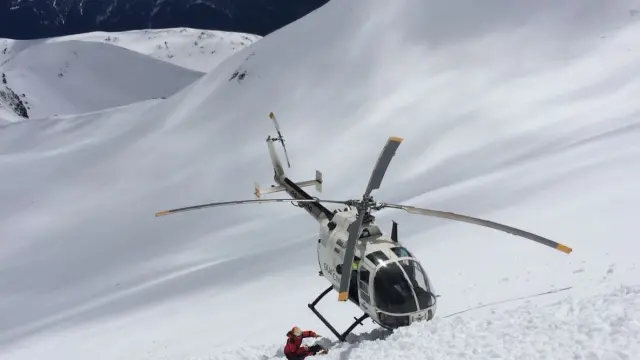 El helicóptero de la Guardia Civil rescata a un esquiador al que le cayó un alud la semana pasada en Tella-Sin