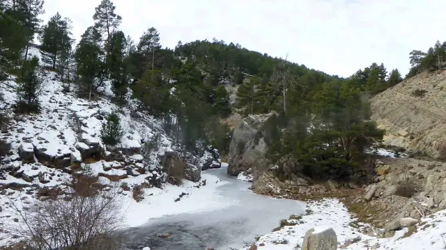 Afloramientos jurásicos en los márgenes del río Mijares a lo largo del sendero de aproximación a la Vía Ferrata Jurásica de El Castellar (Teruel)