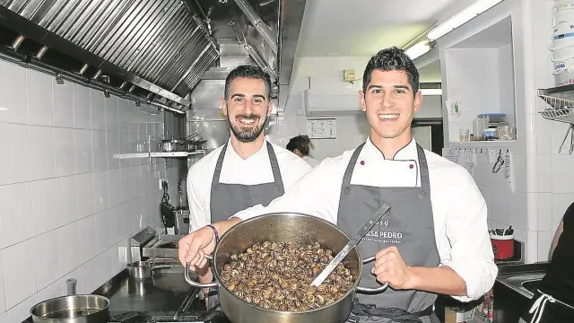 Los hermanos Luis Antonio y Javier Carcas Armingol, cocineros de Casa Pedro.