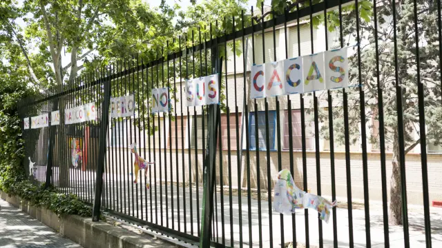 Carteles contra las cacas de perros que han hecho los niños del colegio Puerta Sancho.